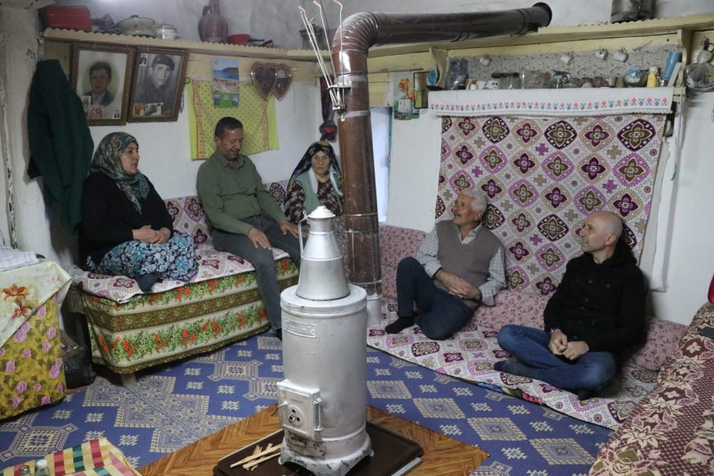 Sarayköy Belediye Başkanı Ahmet Necati Özbaş, Attuoda Antik Kenti'nde yaşayan en yaşlı kadın olan Gülizar Gülbey'in iftar sofrasına misafir oldu.