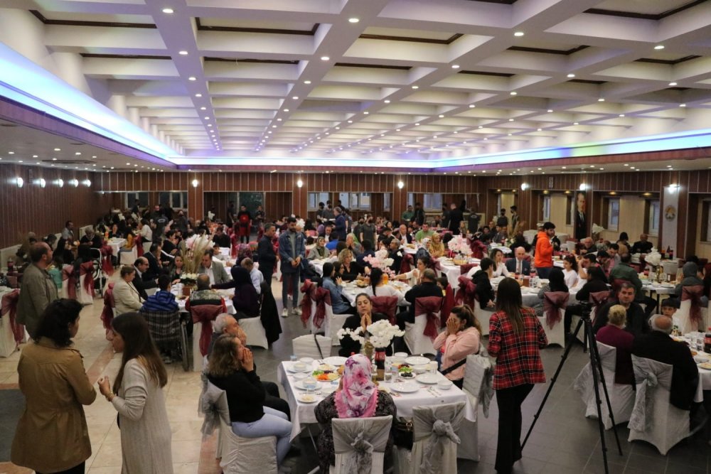 Sarayköy Belediyesi tarafından 8 Nisan Romanlar Günü dolayısıyla düzenlenen iftar yemeğinde konuşan Belediye Başkanı Ahmet Necati Özbaş, 14. Sarayköy Tarım ve Kültür Festivali'nin bir gününü Roman kültürüne özel etkinliklere yer vereceklerini duyurdu.