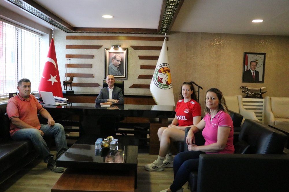 Sarayköylü 14 yaşındaki Misleyna Dikmenoğlu, U16 Kız Voleybol Milli Takım seçmelerine davet edildi. Denizli’den tek davet edilen sporcu olan Dikmenoğlu, 24-29 Ağustos 2022 tarihleri arasında Ankara’da yapılan seçmelere katılarak ilçeye dönüş yaptı.