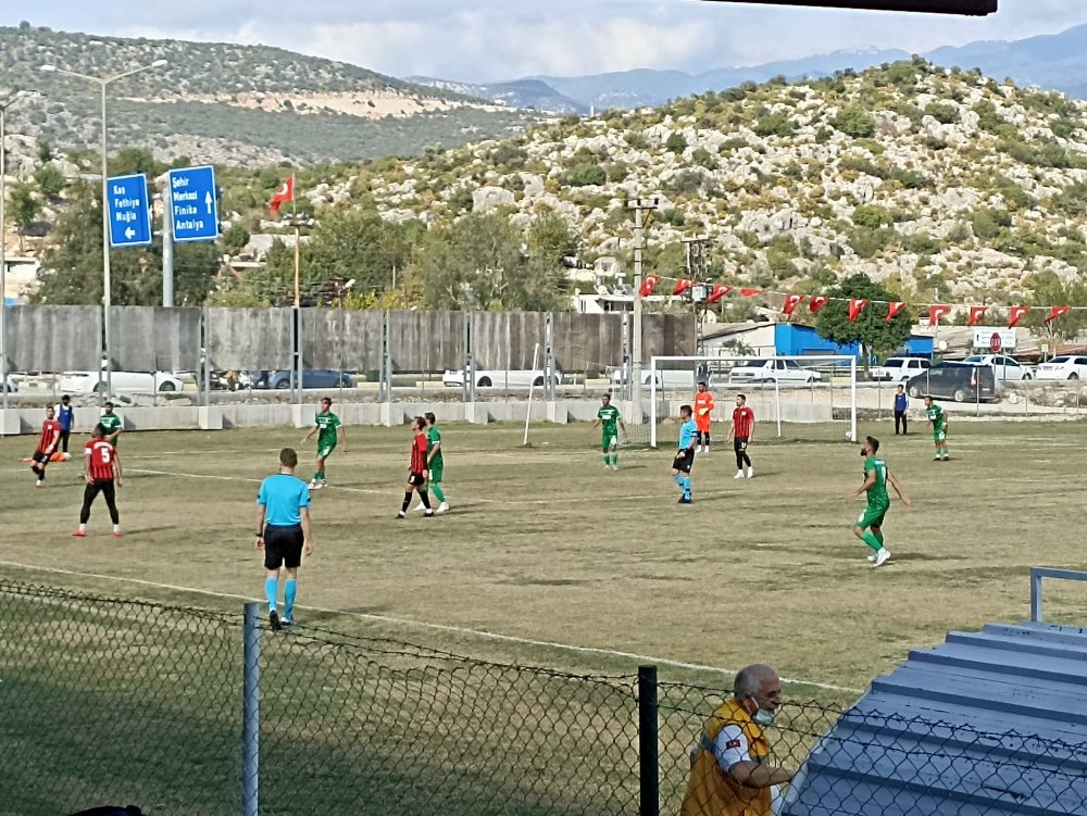 Sarayköyspor, Bölgesel Amatör Lig'de sezonun ilk maçında Demre Belediyespor ile 1-1 berabere kaldı. 