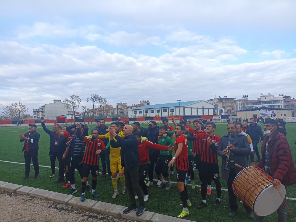 Bölgesel Amatör Lig (BAL) ekiplerinden Sarayköyspor sahasında konuk ettiği Manavgat Belediyespor’u son bölümde bulduğu gollerle 4-2 mağlup etti. Evindeki yenilmezlik serisini sürdüren Sarayköyspor, sezonun ilk yarısını 15 puanla 4. sırada tamamladı.