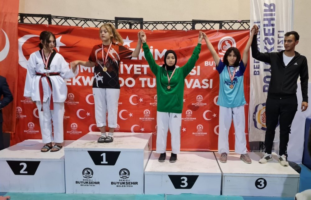 Pamukkale Belediyesi, 29 Ekim Cumhuriyet Bayramı’nı spor etkinlikleriyle yoğun olarak geçirdi. Ayak Tenisi, Futbol, Masa Tenisi ve Dart turnuvaları düzenlenirken, Pamukkale Belediyesporlu sporcular taekwondo ve güreş müsabakalarında dereceler elde etti.