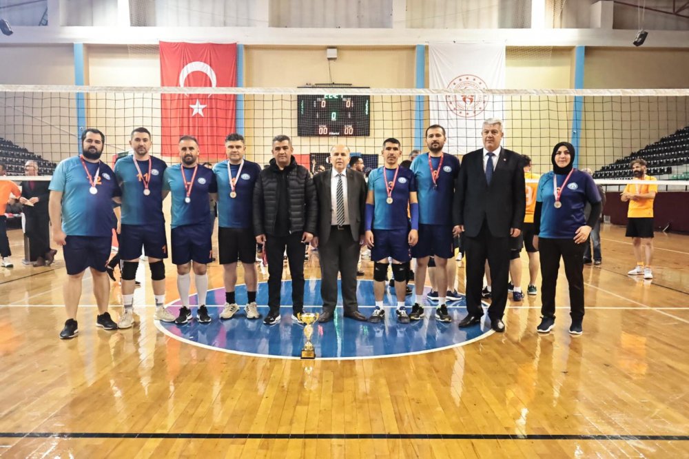 24 Kasım Öğretmenler Günü dolayısıyla düzenlenen ve yaklaşık bir ay süren Voleybol Turnuvası dün akşam sona erdi. 39 takımın yarıştığı turnuvada Şampiyonluk kupası Babadağ Ahmet Nazif Zorlu Fen Lisesi takımının oldu. 