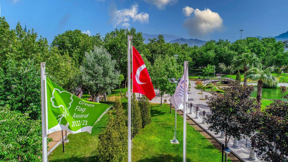 Dünyanın en iyi parklarının tescillendiği Yeşil Bayrak Ödülleri açıklandı. Denizli Büyükşehir Belediyesinin kente kazandırdığı, Türkiye’nin ilk Yeşil Bayrak ödüllü İncilipınar Parkı’nın ardından Çamlık ve Adalet Parkı da Yeşil Bayrak aldı. Türkiye'deki Yeşil Bayraklı park sayısı toplam 5’e yükselirken, bunlardan 3’ünün Denizli’de olması kentin gururu oldu.