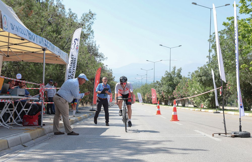 2022 Yol Bisikleti Türkiye Şampiyonası’nın başlaması dolayısıyla Denizli’ye gelen Türkiye Bisiklet Federasyonu Başkanı Emin Müftüoğlu, Başkan Zolan’ı ziyaret etti. Şampiyonayı Denizli’de yapmaktan dolayı büyük bir mutluluk duyduklarını ifade eden Federasyon Başkanı Müftüoğlu, desteklerinden dolayı Başkan Zolan'a teşekkür etti.