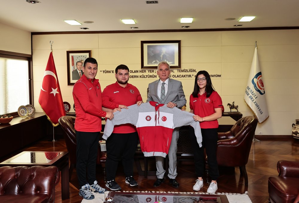 Gençler Balkan Judo Şampiyonası ve Ümitler Balkan Judo Şampiyonası'nda aldıkları derecelerle Denizli’yi gururlandıran Büyükşehir Belediyespor Judo Takımı sporcuları Reyhan Oğuz ve Mehmet Ali Akıncı Başkan Osman Zolan’ı ziyaret etti.